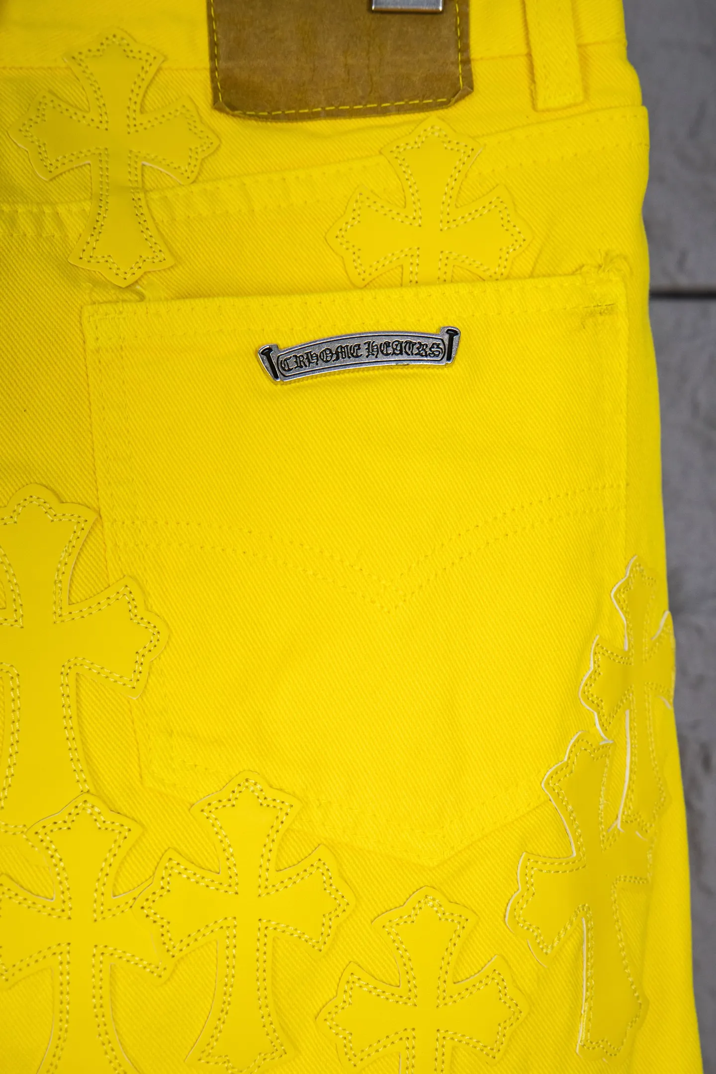 P290 top version CH Chromehearts 2025 new Paris-limited yellow large cross jeans, top ceiling quality, styles with different wash textures, very friendly to people with thin legs and thick legs, straight and loose version very flattering leg shape, timeless moderate length, easy to match with casual, basic styling for various styles, a must-have in the wardrobe! The fabric is stiff but also makes the upper body soft without losing texture. The washing process is even more perfect. It is a must-have item for everyone! ! ! Washed wheat, hang tag, pants label, three complete labels, color: yellow, size: 28, 30, 32, 34